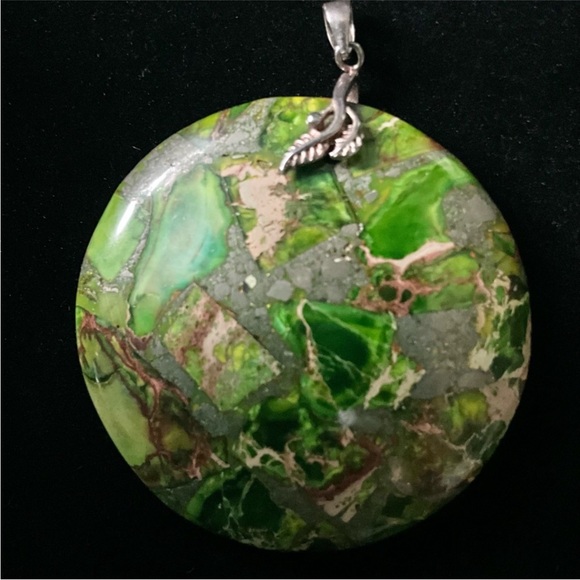 🌴 Green Stone Pendant - Picture 5 of 6